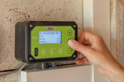 SmartCoop LED-Stallbeleuchtung mit integrierter Dimmfunktion für einen gesunden Tag-Nacht-Rhythmus der Hühner